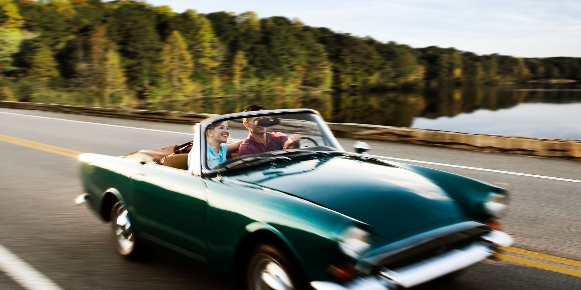 Klassieke cabriolet op een landweg